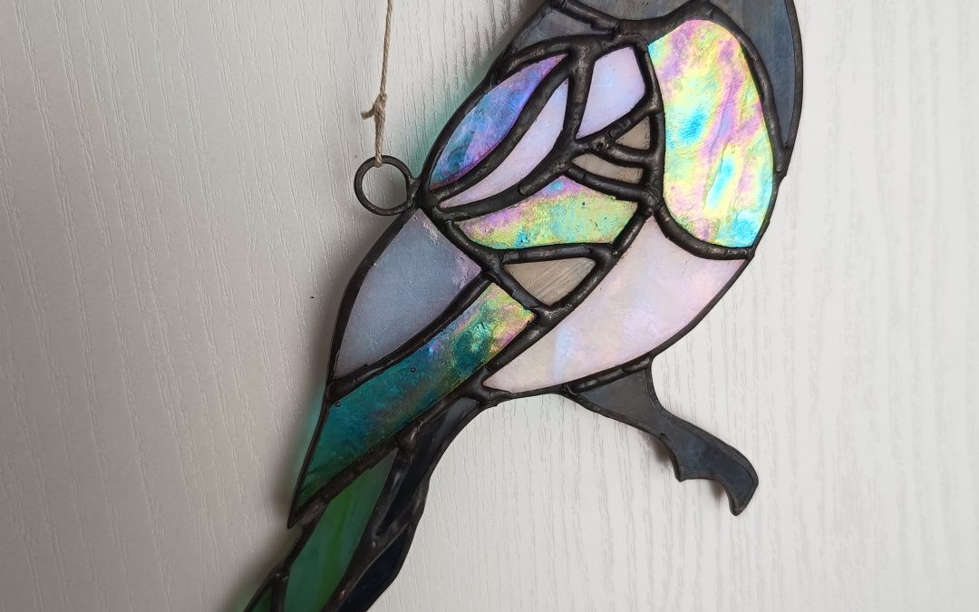 Papierowa Sroka i jej witrażowa bliźniaczka.