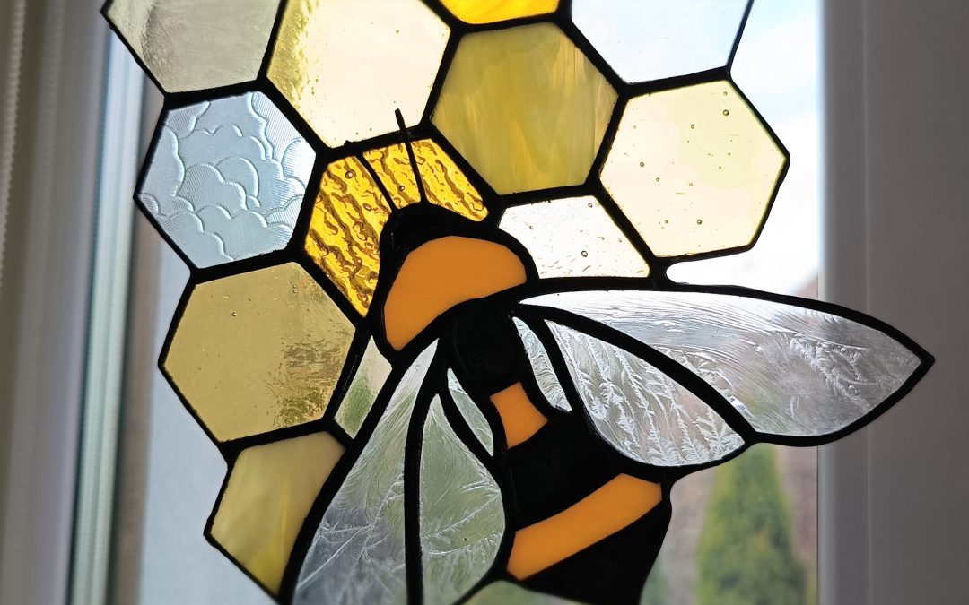 Pszczoła na plastrze miodu.