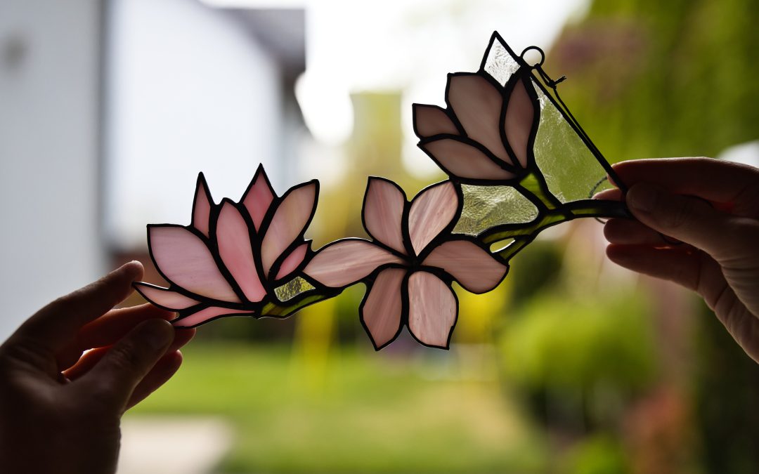 Witrażowa gałązka magnolii.